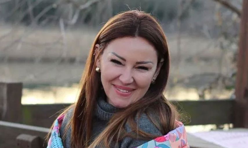 47'lik Pınar Altuğ göğüs dekolteli poz verdi sosyal medya çıldırdı erkekler alev atmaktan yandı kavruldu