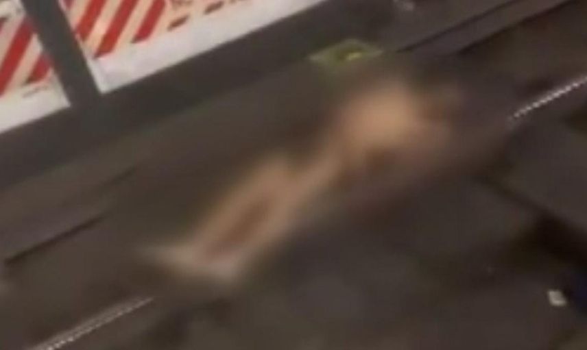 Metroda Çıplak Adam Krizi! Önce Yolcuyu İtti Sonra Kendisi Akıma Kapıldı!