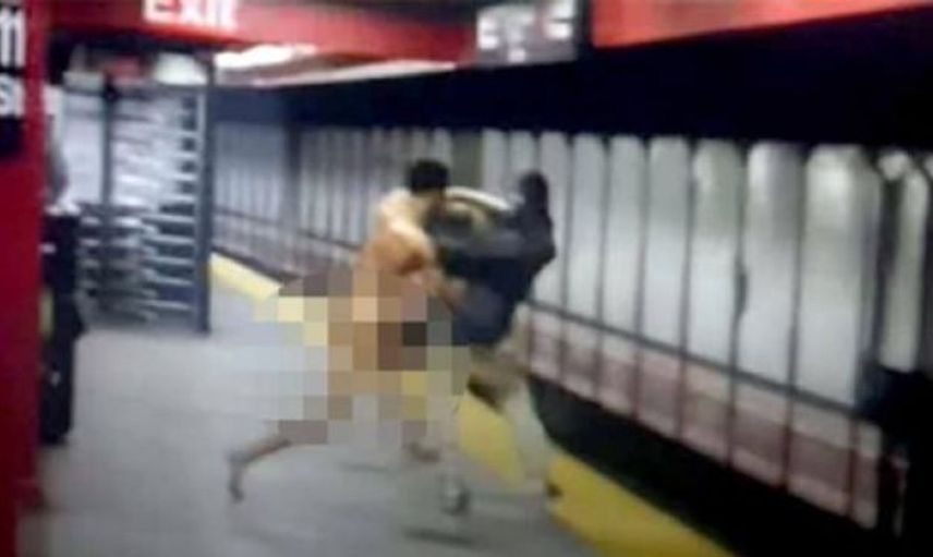 Metroda Çıplak Adam Krizi! Önce Yolcuyu İtti Sonra Kendisi Akıma Kapıldı!