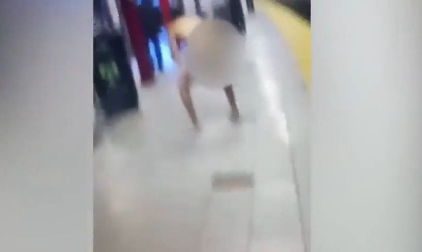 Metroda Çıplak Adam Krizi! Önce Yolcuyu İtti Sonra Kendisi Akıma Kapıldı!