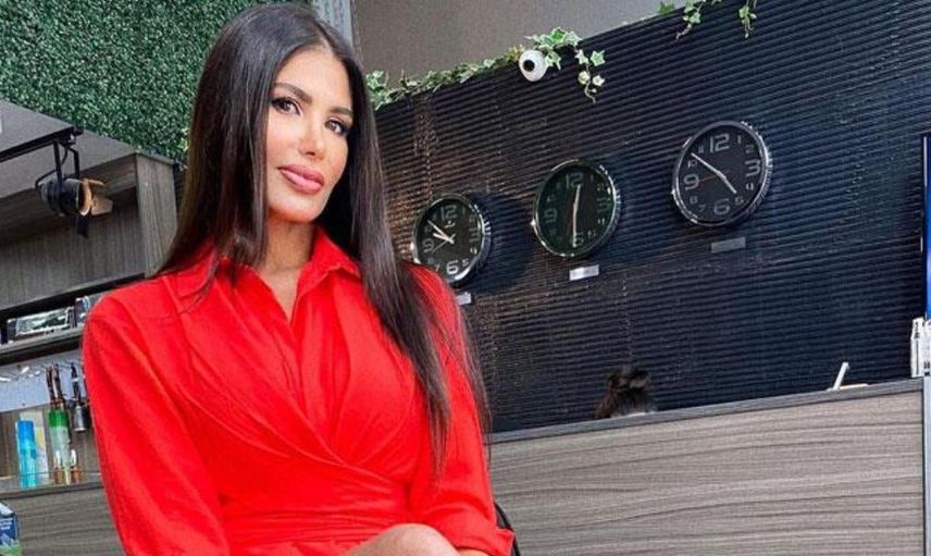 Bu sene ki seçim kombini akılara zarar! Şarkıcı Hatice'nin oy vermeye giderken giydiği kıyafet olay oldu