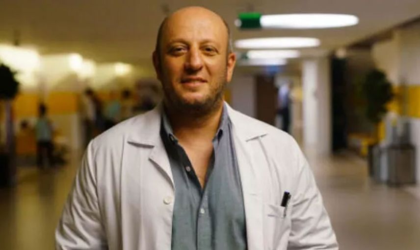 Serkan Keskin ve Meriç Aral tatilde aşka geldi! İkili denizin ortasında kimseyi umursamadan yakınlaştı o anlar Bebek Sahili rezaletini akıllara getirdi