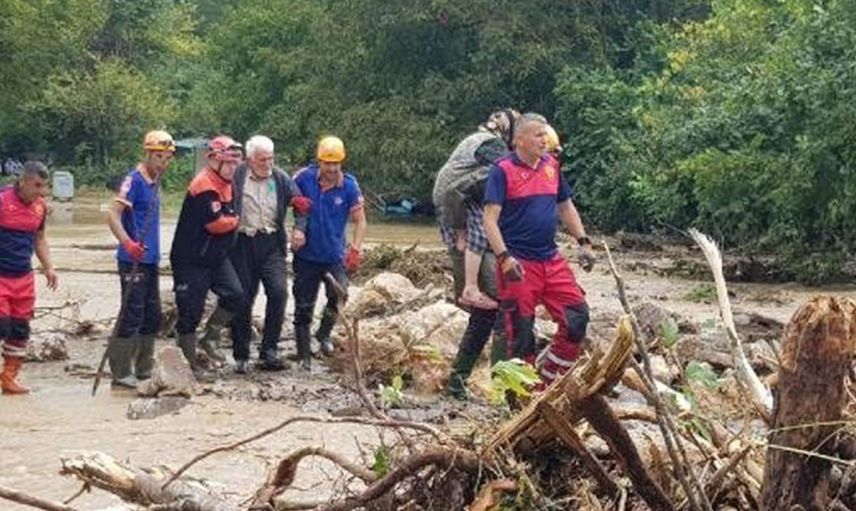 AFAD Görevlisi Selde Mahsur Kalan Yaşlı Kadını Sırtında Taşıyarak Kurtardı