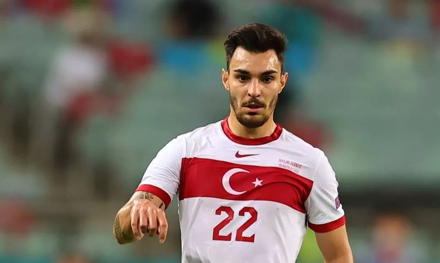 HANGİ MEVKİDE OYNUYOR?
