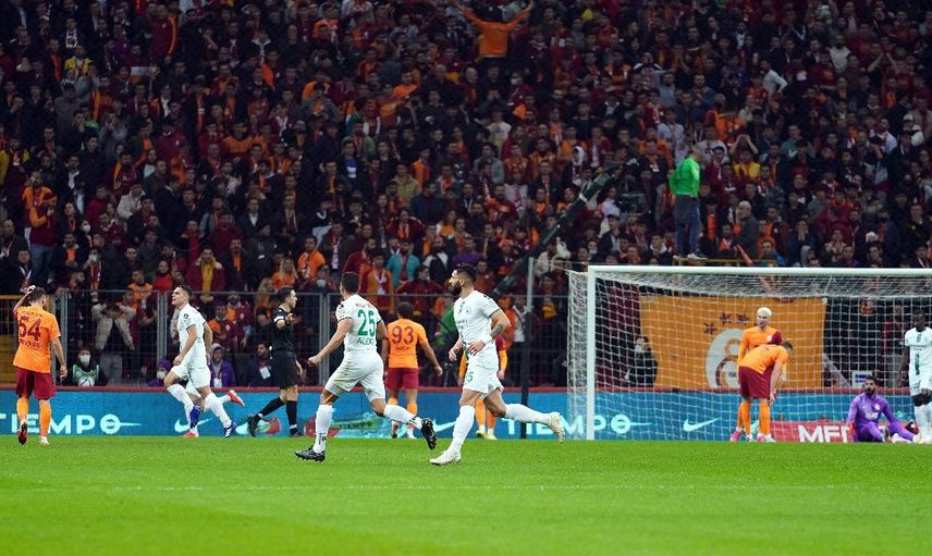 Ahmet Çakar Galatasaraylı Futbolcuları Yerden Yere Vurdu!