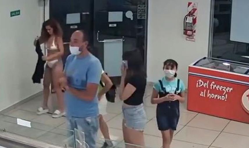Arjantin'de Bir Kadın Maske Yerine Elbisesini Çıkartıp Kullandı