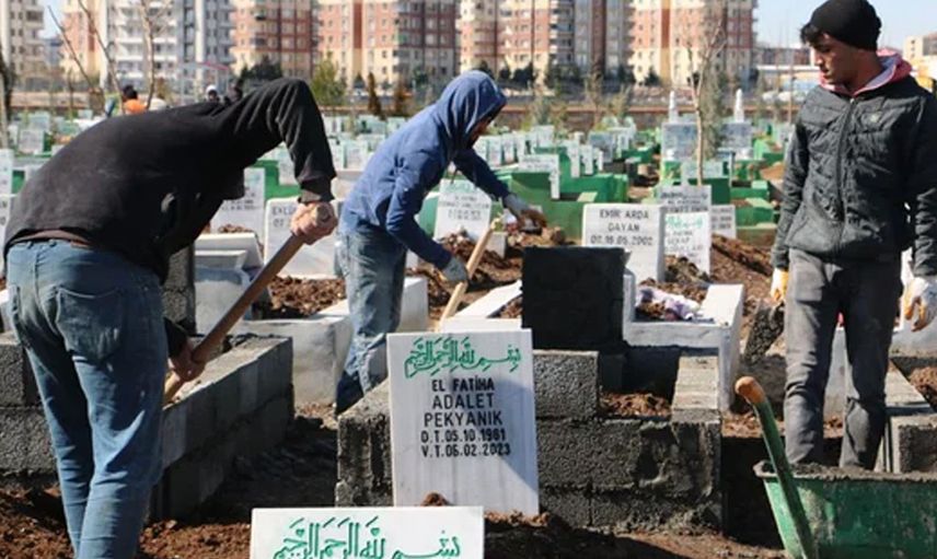 Depremin vurduğu Diyarbakır’dan üzen fotoğraflar: Defin işlemleri başladı