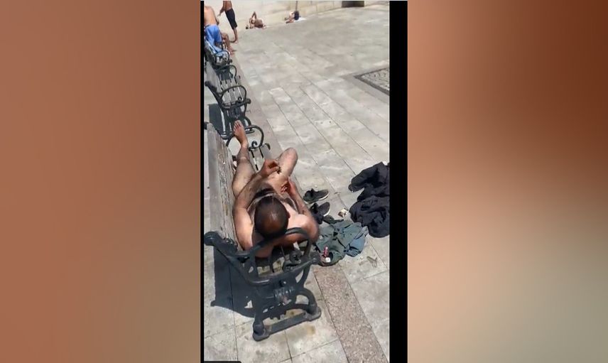 Bebek sahilde rezil anlar! Yabancı uyruklu şahıs çırıl çıplak güneşlendi, başımıza taş yağacak