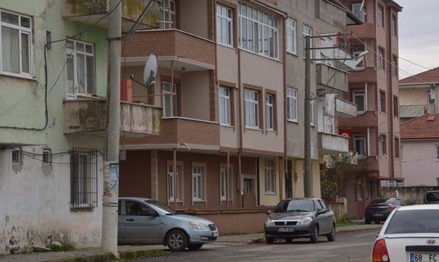 Sakarya'da komşusuyla birlikte olurken 10 yaşındaki oğluna yakalanan anne dehşet saçtı