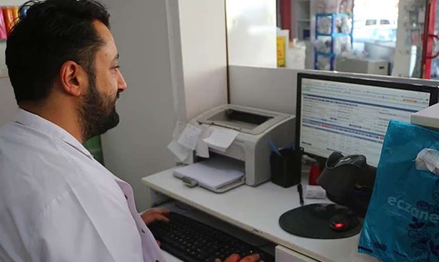 Şiir Mısralarından Etkilenen Eczacı Ücretsiz Aşı Yapıyor