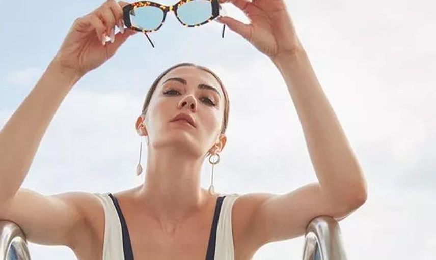 Burcu Özberk’in seksi tatil pozları ateş etmeye devam ediyor