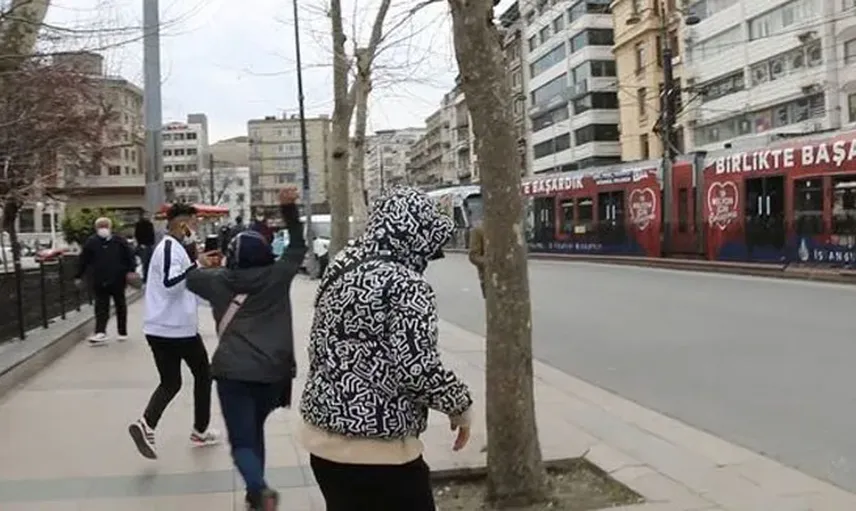 Dilenciler İle Genç Adam Arasında Taciz Krizi!