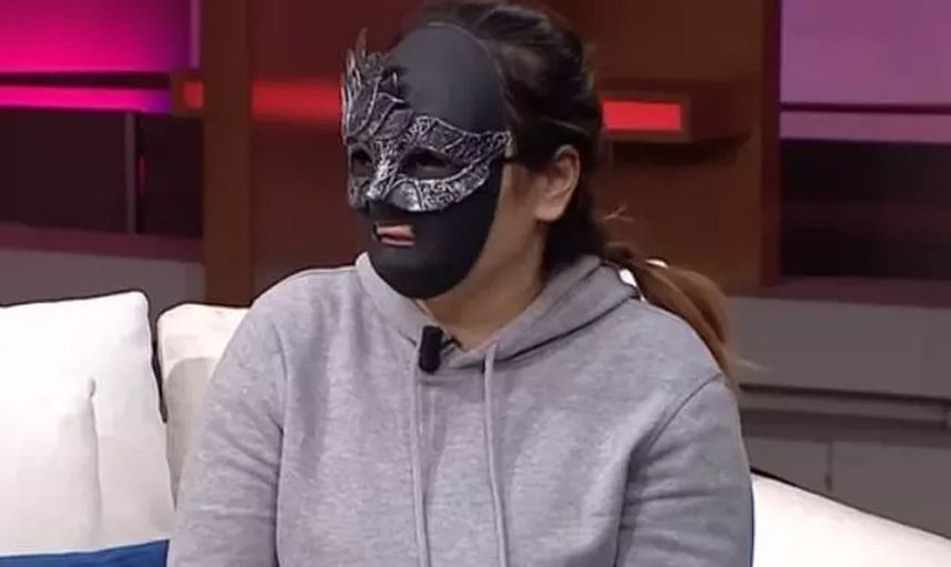 Esra Ezmeci ne diyeceğini bilemedi: Maskenin ardından öyle bir itirafta bulundu ki! ''Eşimin abisiyle...''