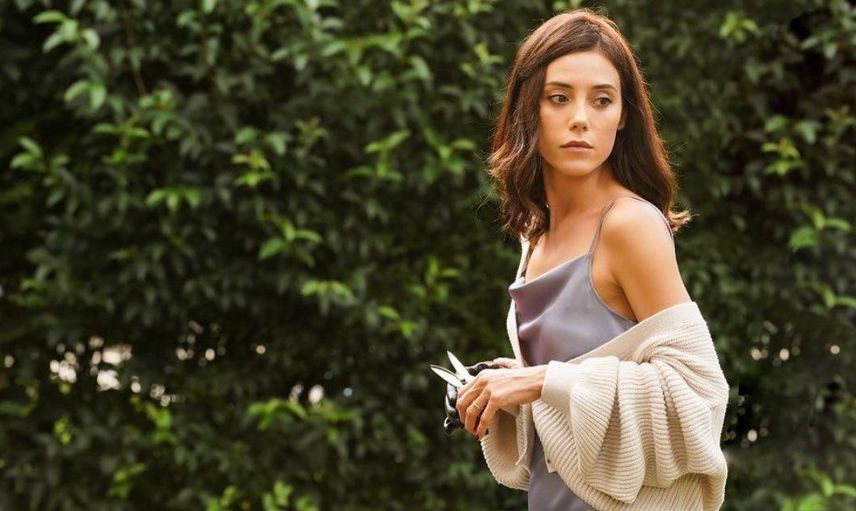 Cansu Dere'den kötü haber ünlü oyuncu apar topar hastaneye kaldırıldı