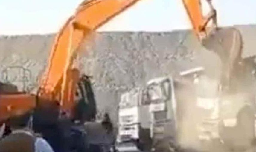 Parasını alamayan adam amcasının kamyonlarını kepçeyle ezdi