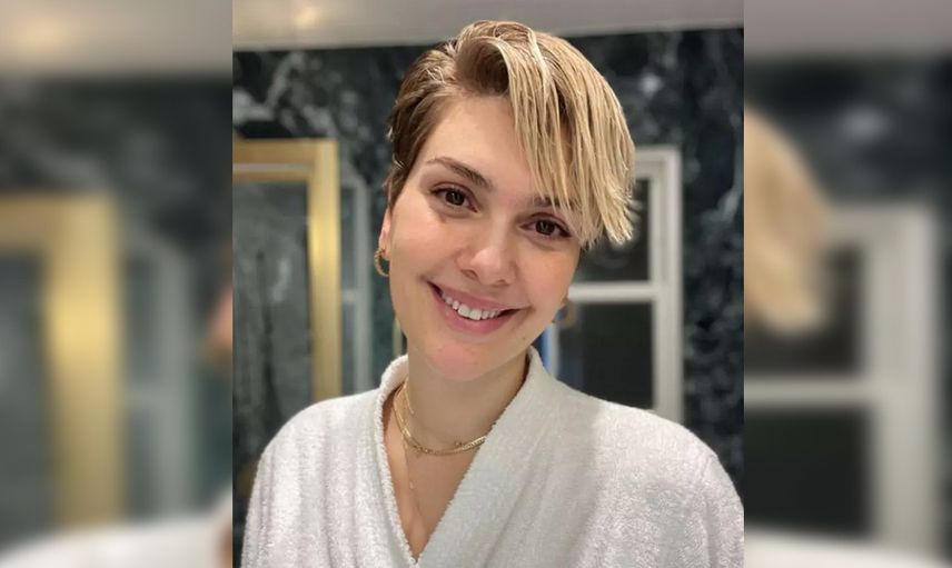 Ünlü oyuncu Bergüzar Korel'den bornozlu paylaşım! ''Banyoda uzun zaman geçirip...''