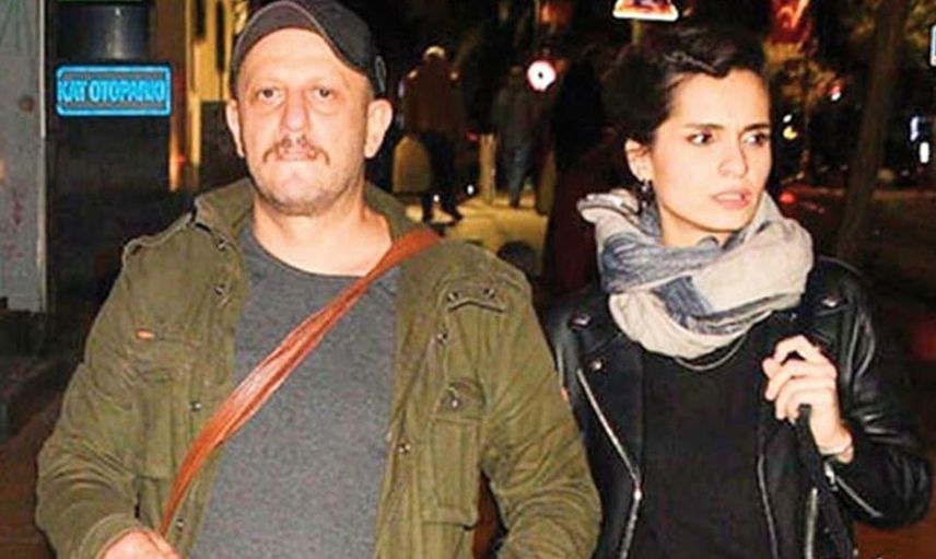Serkan Keskin ve Meriç Aral tatilde aşka geldi! İkili denizin ortasında kimseyi umursamadan yakınlaştı o anlar Bebek Sahili rezaletini akıllara getirdi