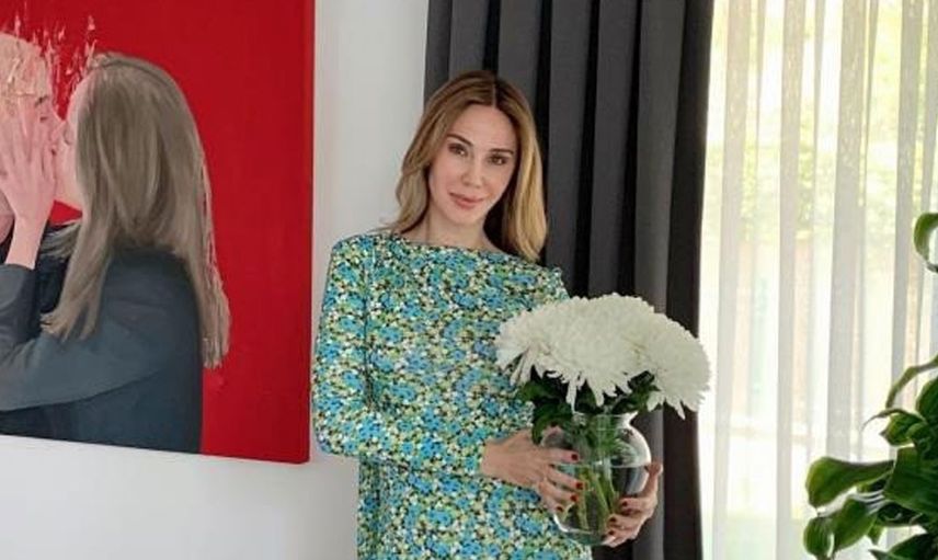 Demet Şener’in olay yaratan tablosu! Sevgilisiyle öpüştüğü fotoğrafı duvara astı..