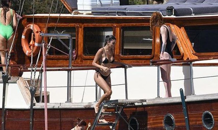 Kız Kıza Kaçamaktan Heyecanlandıran Fotoğraflar: Hande Erçel Minik Bikinisiyle Parmak Isırttı!