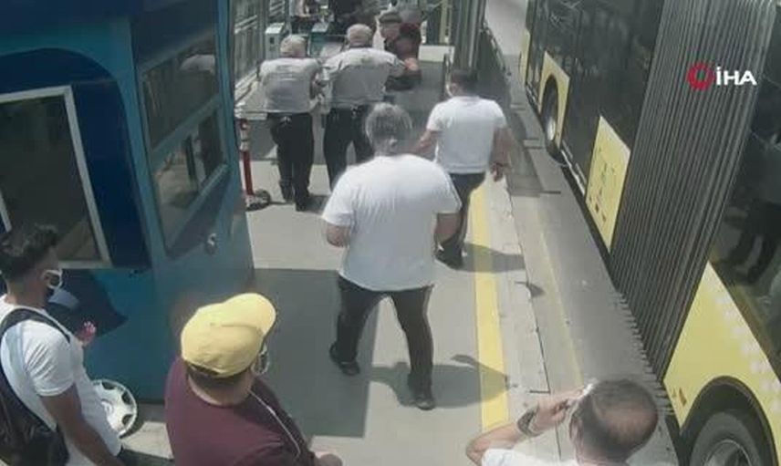 İstanbul'da Bir Metrobüste Uyardığı Kişi Gözünü Çıkarttı