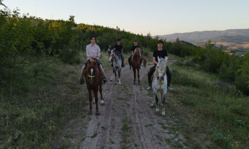 At Severler Kendini Balıkesir'in Doğasına Attı