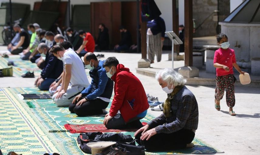 Tam Kapanmanın İlk Cuma Namazında Camiler Doldu