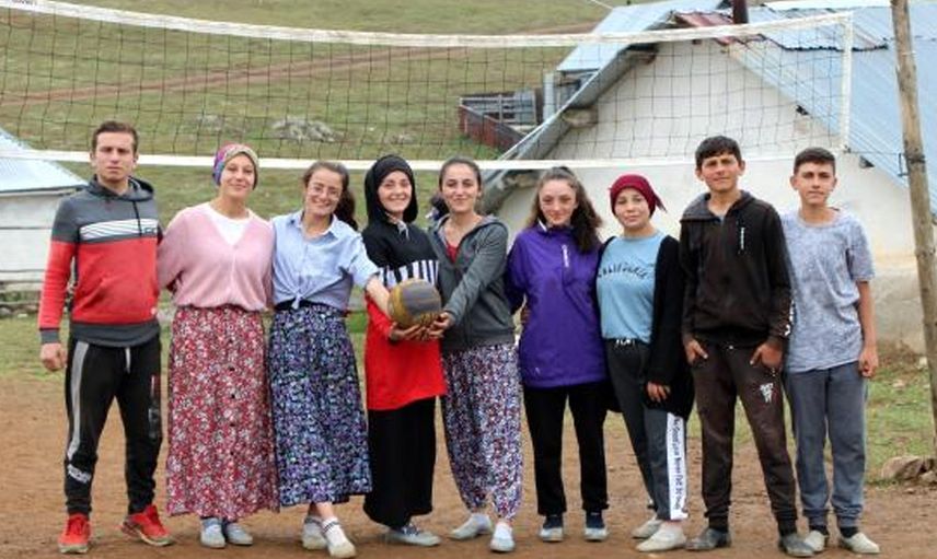 Yaylada Voleybol Oynayan Kızların Videosu 10 Milyon İzlenmeyi Geçti
