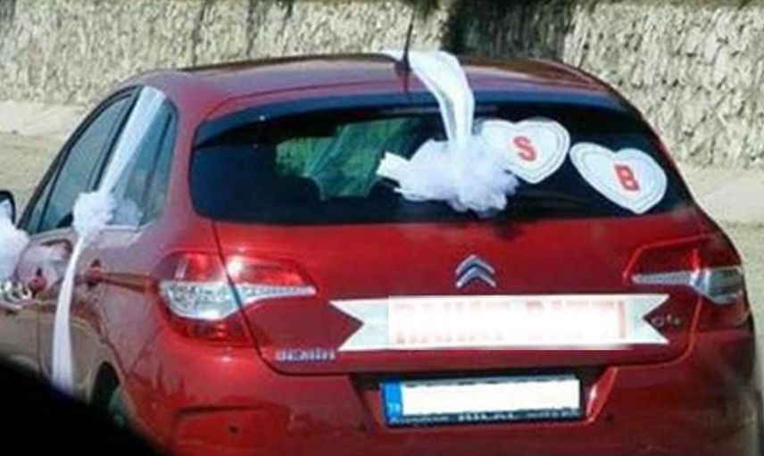 Yengesine aşık olduğunu arabasının arkasındaki yazıyla açıkladı! Genç Adamın o sözleri trafiği birbirine kattı