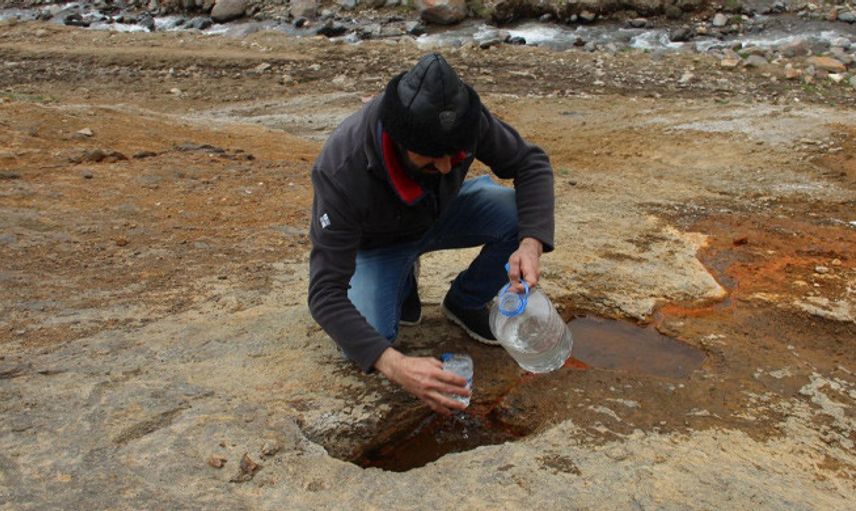 Erzurum'da Şifalı Suyu İçen Zıplıyor