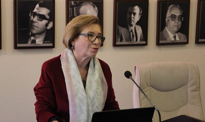Yıldız Ecevit Kimdir?