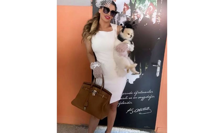 Bu sene ki seçim kombini akılara zarar! Şarkıcı Hatice'nin oy vermeye giderken giydiği kıyafet olay oldu