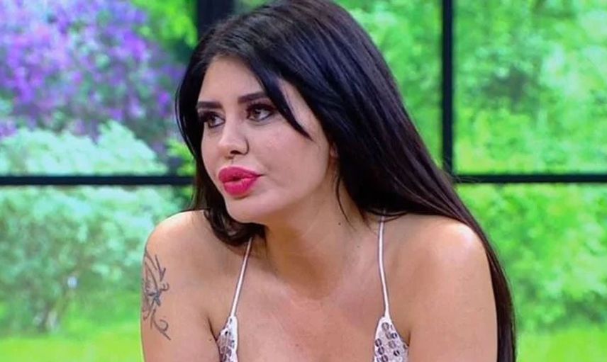 Eski hali merak edilen Ebru Polat Instagram hesabından yaptığı paylaşımla herkesi şoke etti! Sabah sabah yataktan üstsüz kalkan ünlü isim bir de poz verdi