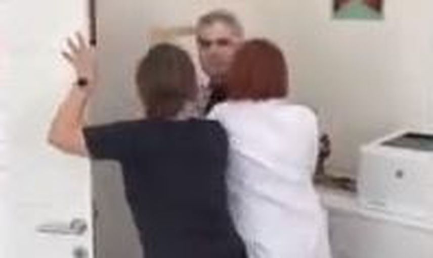 Doktor, Bebeğini Muayenehaneye Getiren Babaya Saldırdı!
