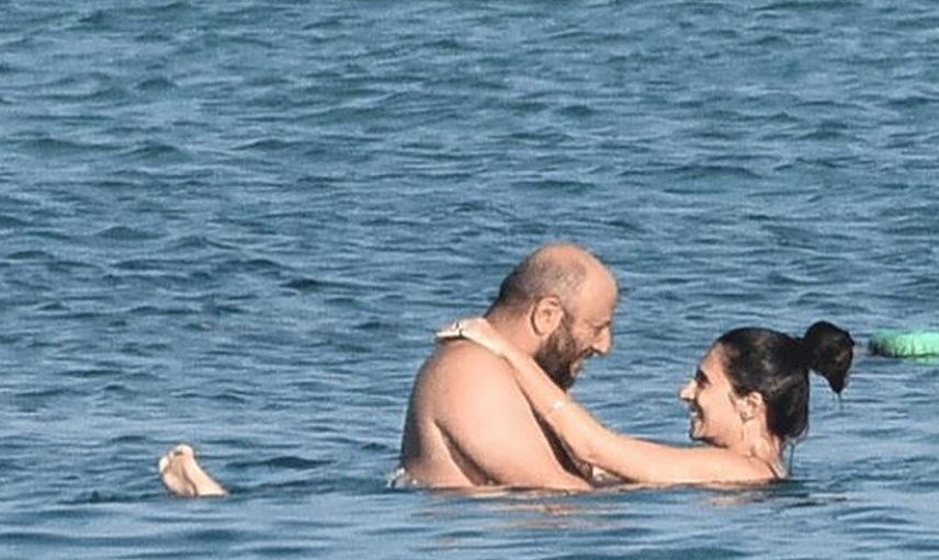 Serkan Keskin ve Meriç Aral tatilde aşka geldi! İkili denizin ortasında kimseyi umursamadan yakınlaştı o anlar Bebek Sahili rezaletini akıllara getirdi
