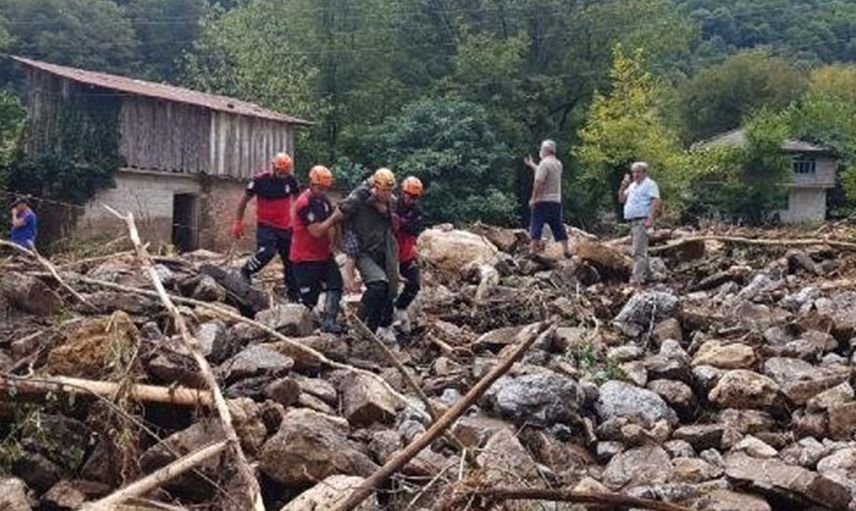 AFAD Görevlisi Selde Mahsur Kalan Yaşlı Kadını Sırtında Taşıyarak Kurtardı