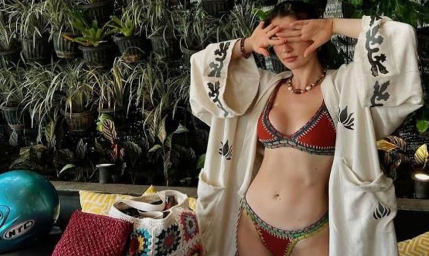 Burcu Özberk pozlarıyla rakiplerini ezdi geçti! Şezlongda sere serpe uzanan güzel oyuncu görenlerin aklını başından aldı