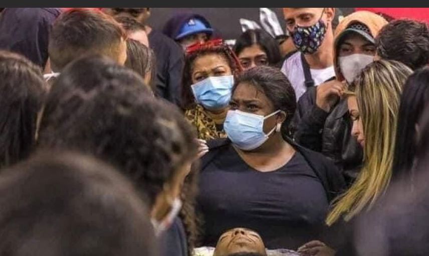 Ünlü Şarkıcı Basıldığını Sandı Balkondan Atladı