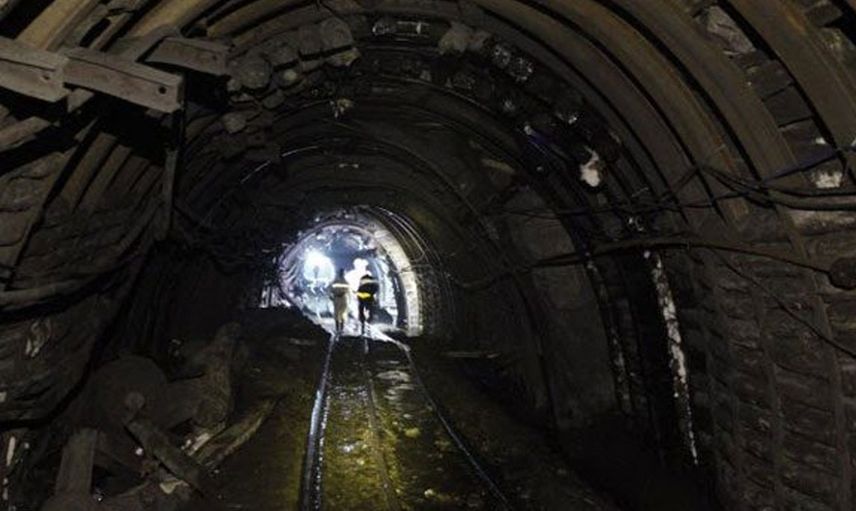 Parasını alamayan adam amcasının kamyonlarını kepçeyle ezdi