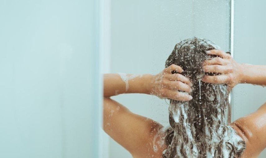 Artık duş alırken bile rahat yok! Öfkeli eş banyo yapan kadını gizli gizli izleyen tacizciyi öldüresiye dövdü