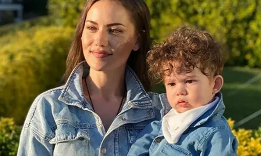 Ünlü oyuncu Fahriye Evcen küçük oğlu Kerem'in yüzünü ilk kez paylaştı!