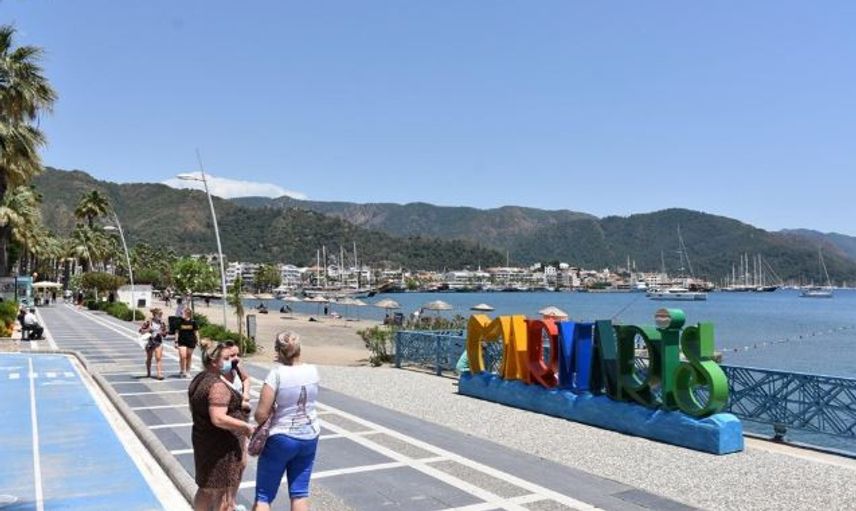 Marmaris'te Termometreler 41 Dereceyi Gösterdi: Plajlara Akın Ettiler