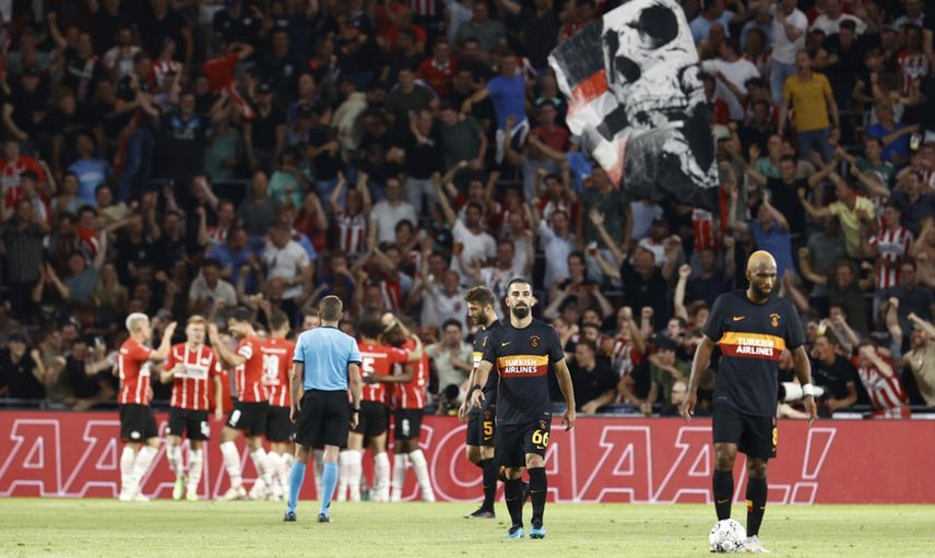 Galatasaray'da PSV Yenilgisinin Ardından Takımdan Gidecek İsimler Belli Oluyor!
