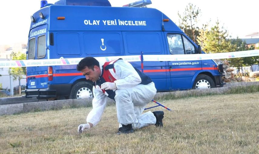 İzmir’de Eski Sevgilisini Darp Ettiği İddia Edilen Kişi, İnsanlar Tarafından Bıçaklandı