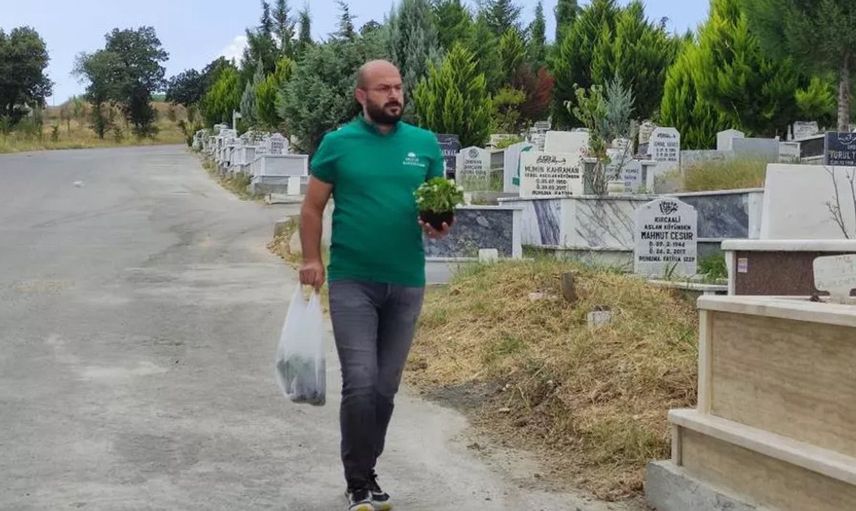 Online Mezarlık Bakım İşi Kuran Adam, Taleplere Yetişemiyor