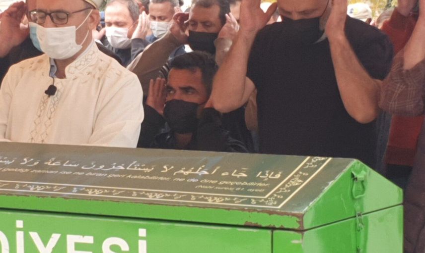 Çaycı Hüseyin'in zor anları! Annesini kaybeden Alpaslan Özmol cenazede fenalaştı