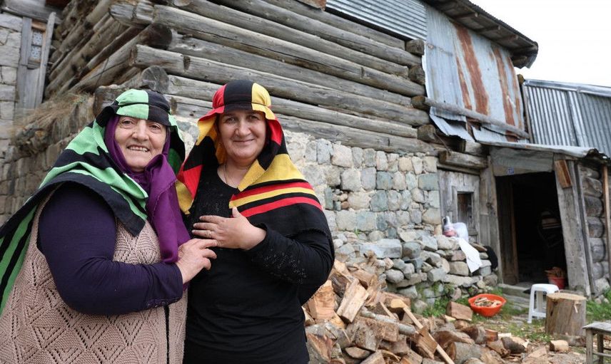 Ülke Sıcaklarla Kavruluyorken, İkizdere'de Evlerde Soba Yakılıyor