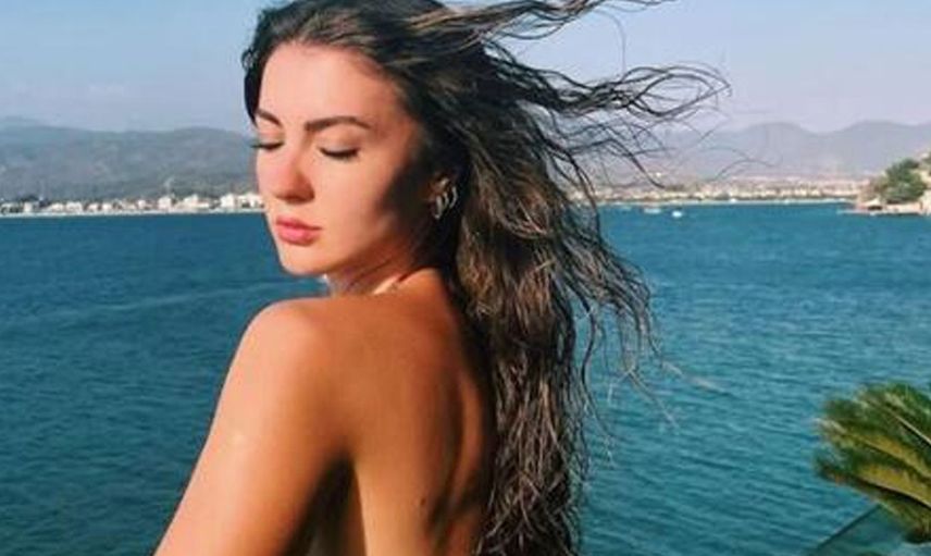Burcu Özberk pozlarıyla rakiplerini ezdi geçti! Şezlongda sere serpe uzanan güzel oyuncu görenlerin aklını başından aldı
