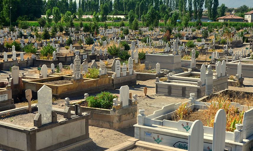 Mezara neden su dökülür, ölüye faydası var mıdır?