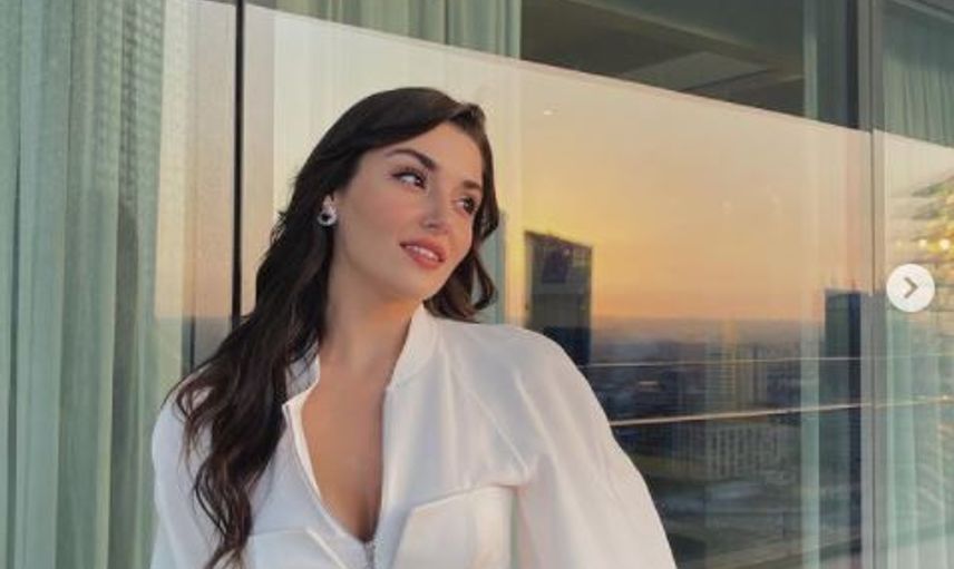 Hande Erçel'in Siyah Beyaz Paylaşımı Hayranlarından Tam Not Aldı