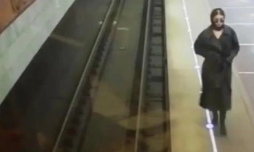 Rus Kadının Metroda Yaptığı Şey Görenleri Şaşkına Çevirdi